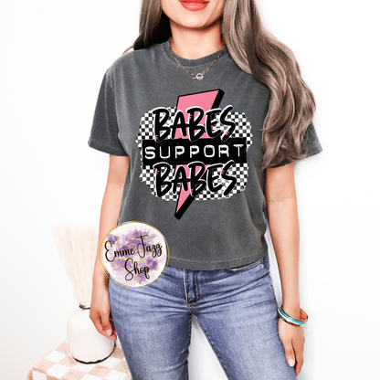 Babes unterstützen Babes - Kurzes T-Shirt